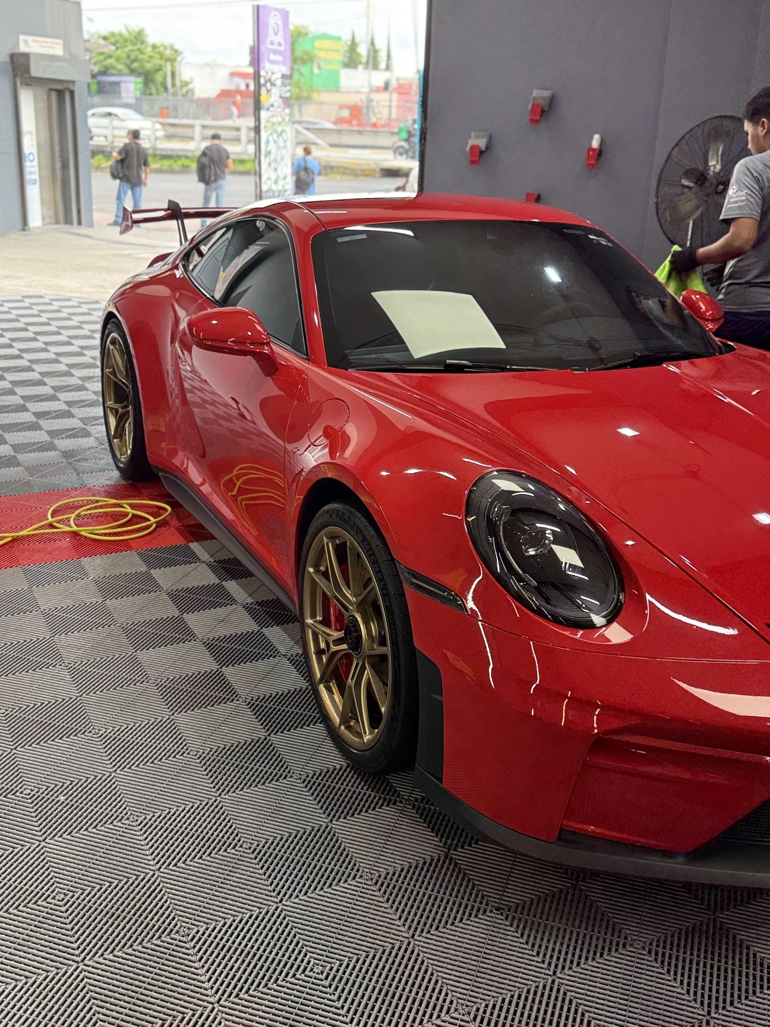 Porsche rojo dentro del estudio Detailers GDL